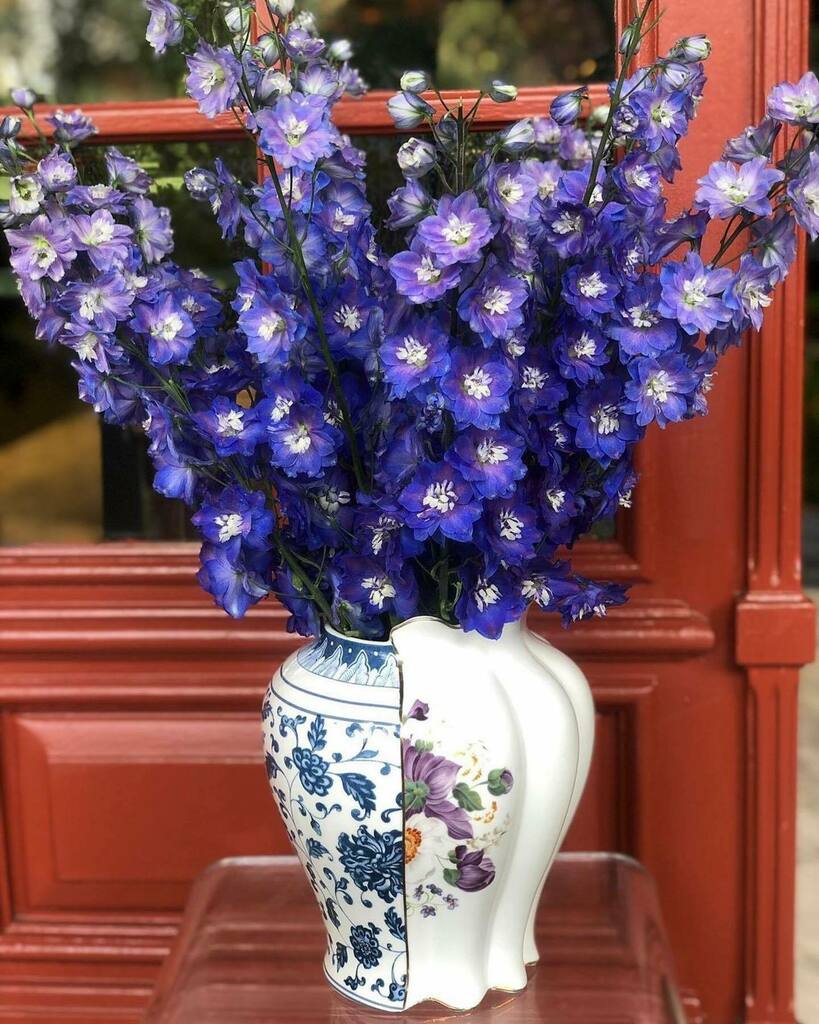 SELETTIworld's tweet photo. Let’s celebrate last days of summer with some blue bouquet 💐 Hybrid Vase  Melania 

#seletti #hybridlovers #ctrlzak via @giftforyouistanbul https://t.co/j7Ekhoo4US https://t.co/vlBpk38dd8
