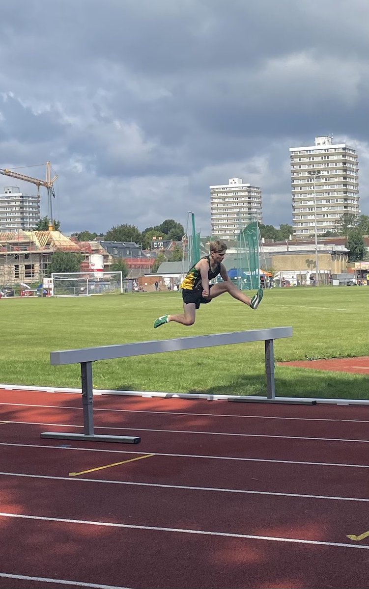 A great way to finish of the steeplechase season for @Dom_Pauley_Tri with a bronze at the @SEAACompetition U17 1500B SC Championship today. A massive thank you to the winner for coming to get him for the podium 😂. Good luck to Luke and Joshua at the @_SchoolGames