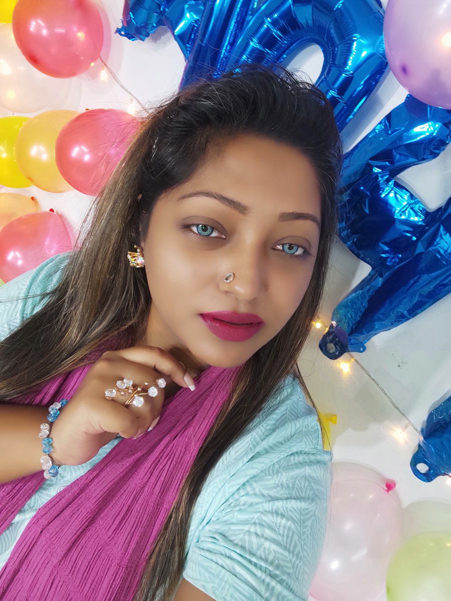 farjanatajreen's tweet photo. Me with the poses 😋😋
.
.
.
.
.
.
#farjanatajreen #barsha #fashion #style #makeup #makeupartist #enterpreneur #youtuber #shokuntola #farjanascollection https://t.co/7zG4c6m04u