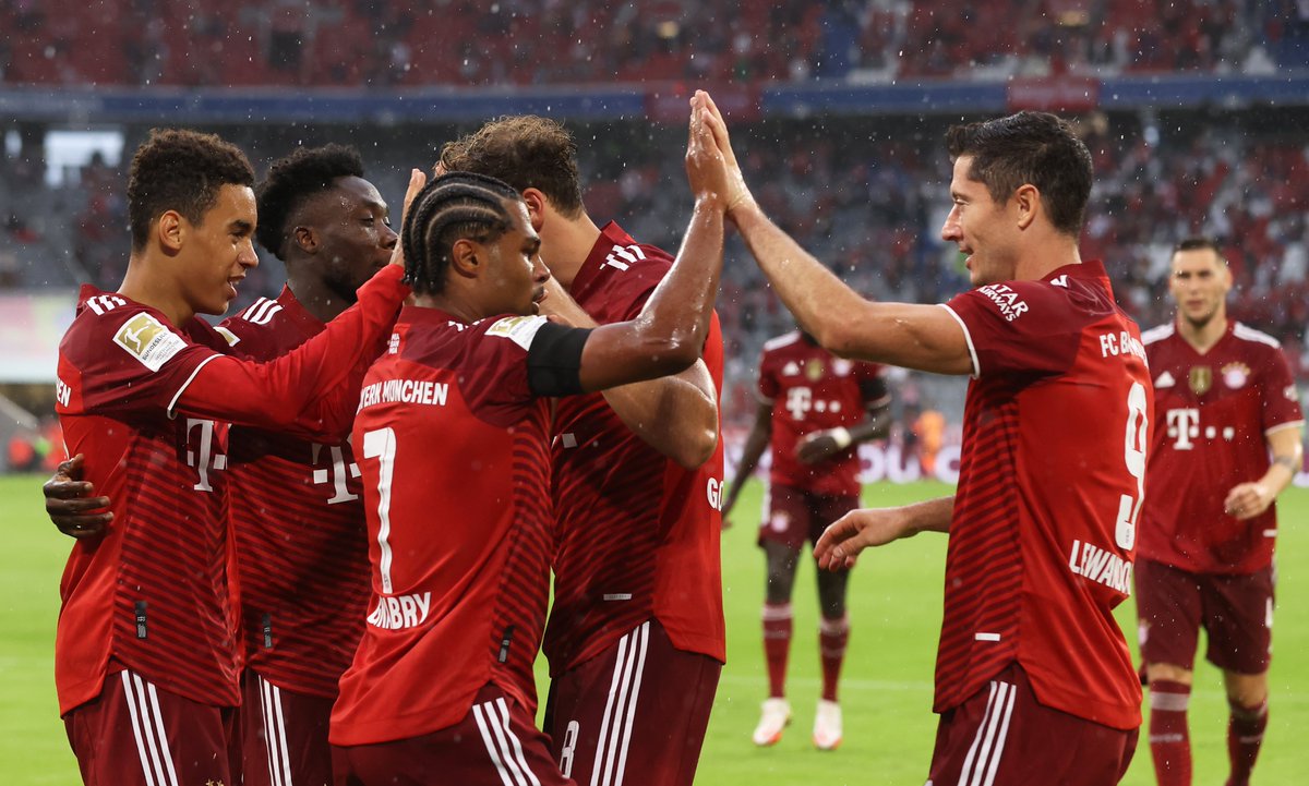 ChampionsLeague's tweet photo. Serge Gnabry ⚽️⚽️
Robert Lewandowski ⚽️

The duo step up to beat Köln as Bayern pay tribute to club legend Gerd Müller. 👏👏

#UCL https://t.co/bLVB7C51eG