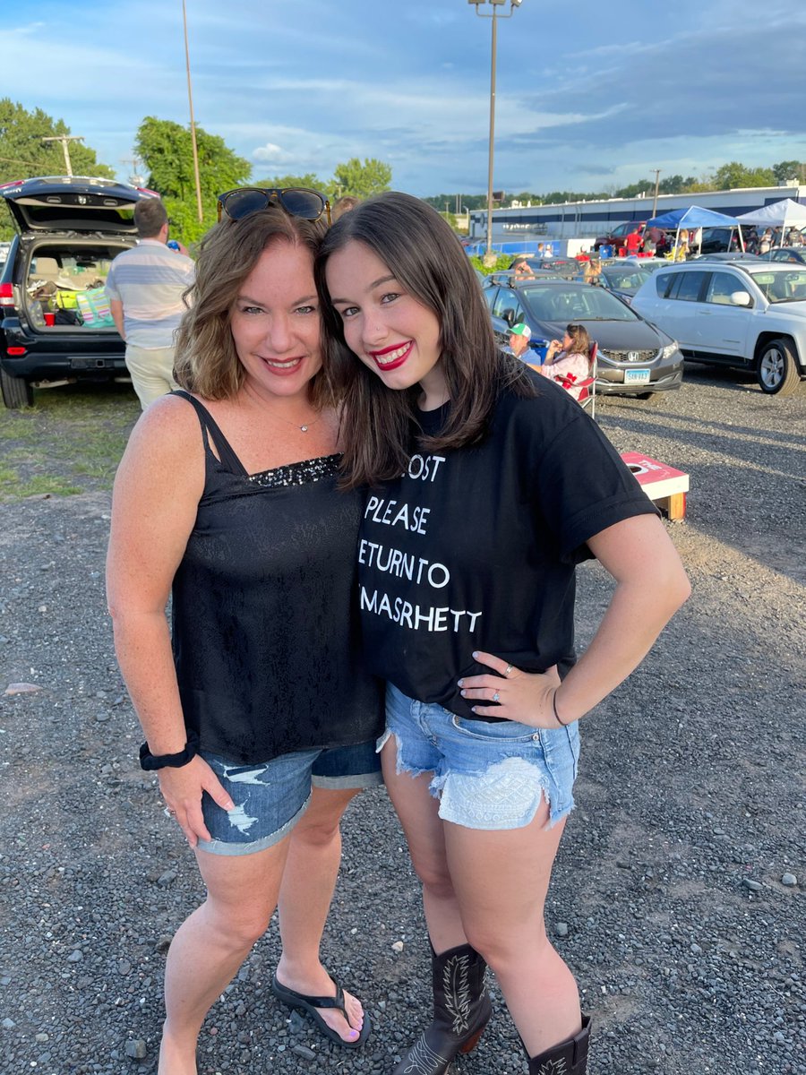 kkealy33's tweet photo. @ThomasRhett @ThomasRhett Fantastic show! Worth the wait! Good thing my daughter didn’t get lost! 😉 https://t.co/no2Lt1v4AX