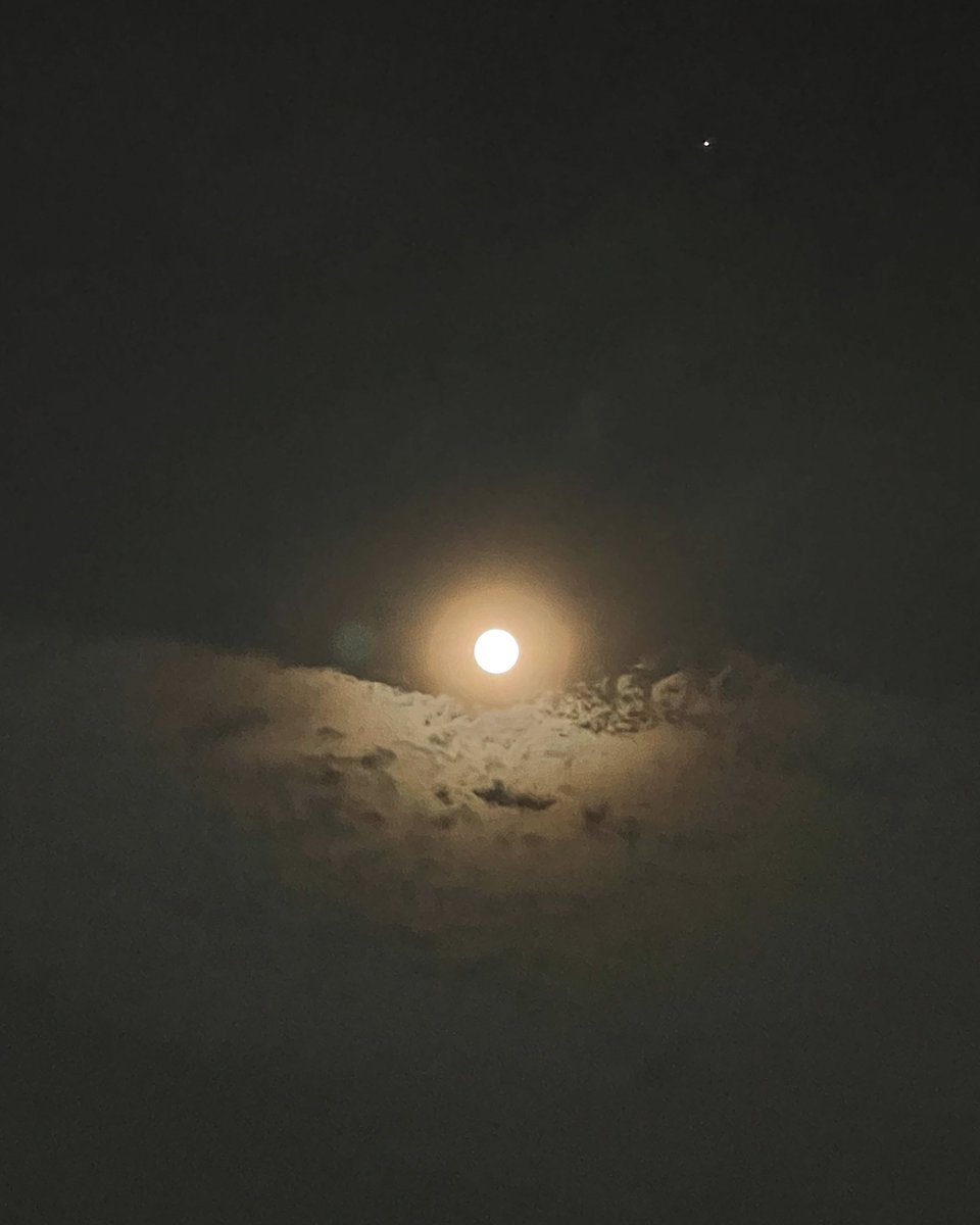 rm_mann's tweet photo. It tells a new tale each time, every time…what does it say to you?

#moon #FullMoon #alone #thoughts #rooh_clicks https://t.co/SfdBADp0NP