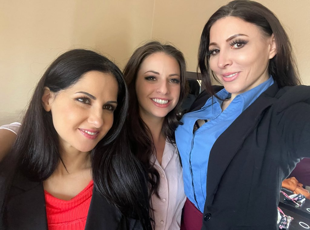 3 pic. on set with @FetishlandFilms and these hotties @indicafetish and Hannah https://t.co/6Q9r7yYUAn