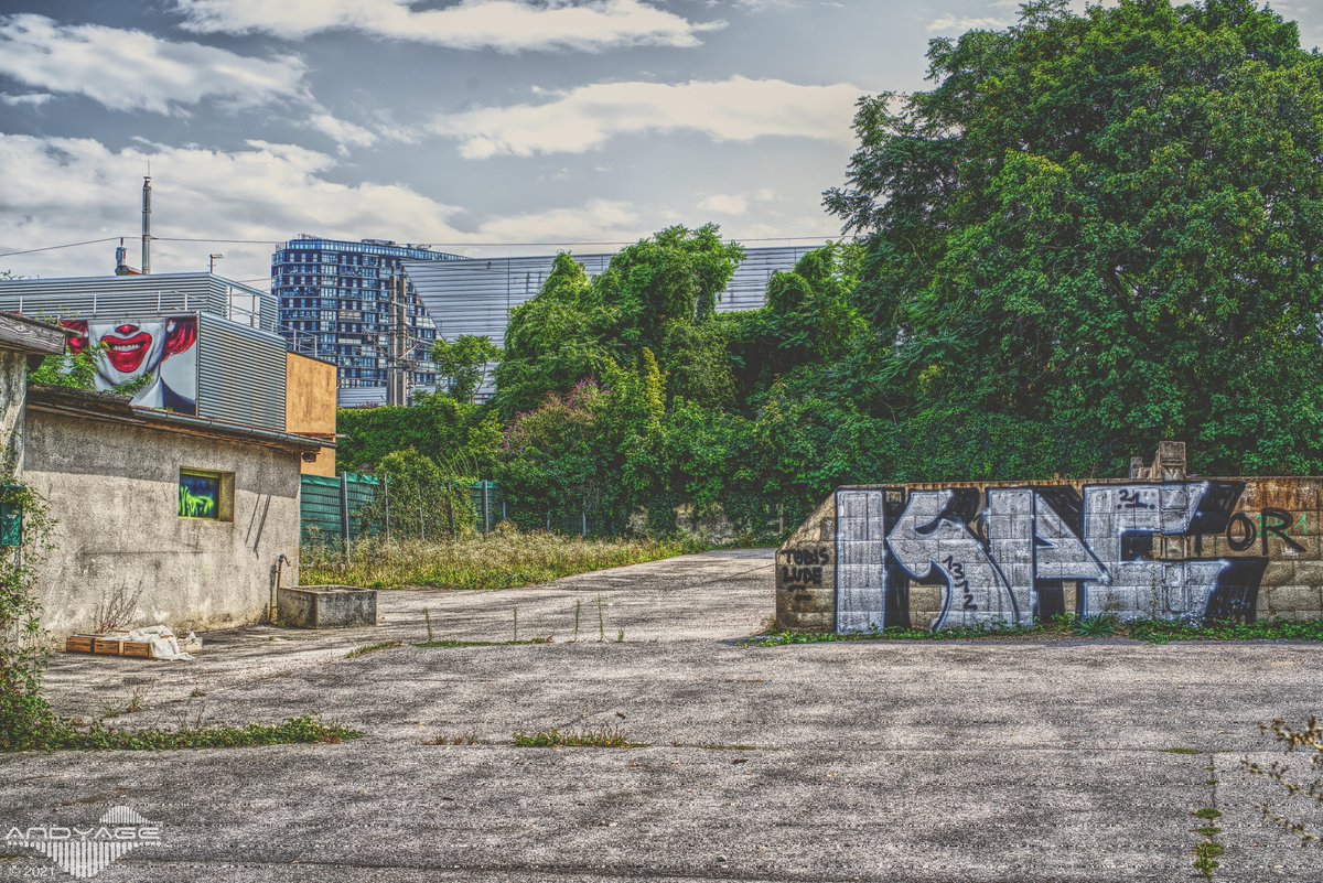 Andyage's tweet photo. keep smiling tomorrow is Monday ;-)

.

© Andyage | Sony α7R II + FE 50 mm F2.8 Macro | 1/125s @ f/9.0, ISO 100

#Andyage #Vienna #Wien #Austria #urbex #streetart #clouds #graffiti #urbanart #graffitiart #painting #streetarteverywhere #artwork #murals #streetphotography https://t.co/EY7P7uCwza