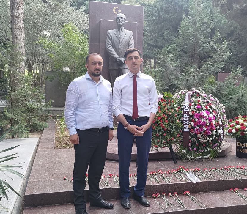 MatlabAslanov's tweet photo. ALLAH sənə rəhmət etsin, böyük insan !

Sənə bir daş atar yerindən duran,
Səni sevdiklərin daş-qalaq eylər.
Bir əlində daş var, birində Quran,
Daş atan bilirmi nə günah eylər?
(c) R.Rövşən https://t.co/FgdTAslB1Y