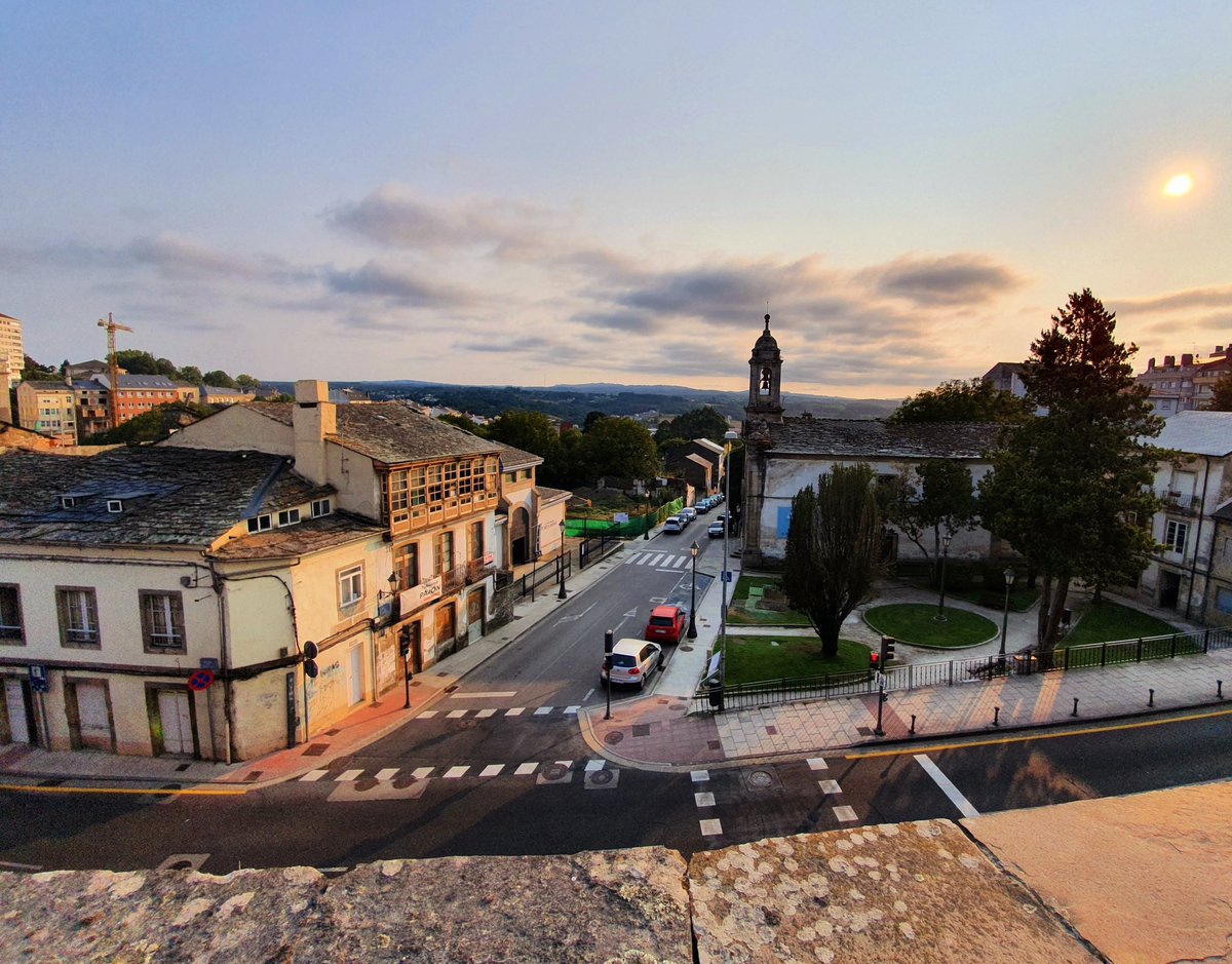 Preparándonos para o #OCarmeNoSolpor ☀️ dende a única ventá que queda dende a Muralla Romana de Lugo cara o Val do Miño. Protexamos este balcón formidable cara a nosa historia e cara a nosa esencia 💚 #LugoPatrimonioMundial #BarrioDoCarme