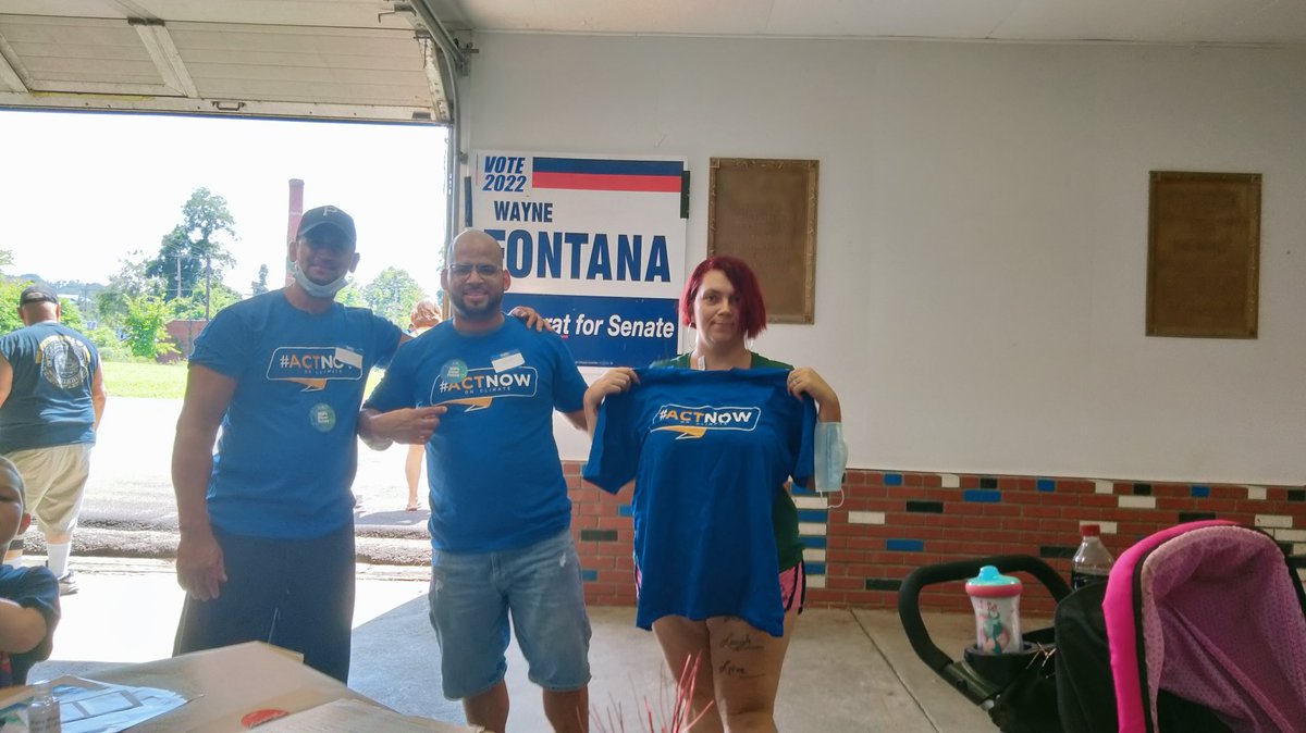 BernsteinJeremy's tweet image. EDF Action getting petition signatures to #ActNow on climate at Seed picnic in #Alleghenycounty @RepConorLamb .