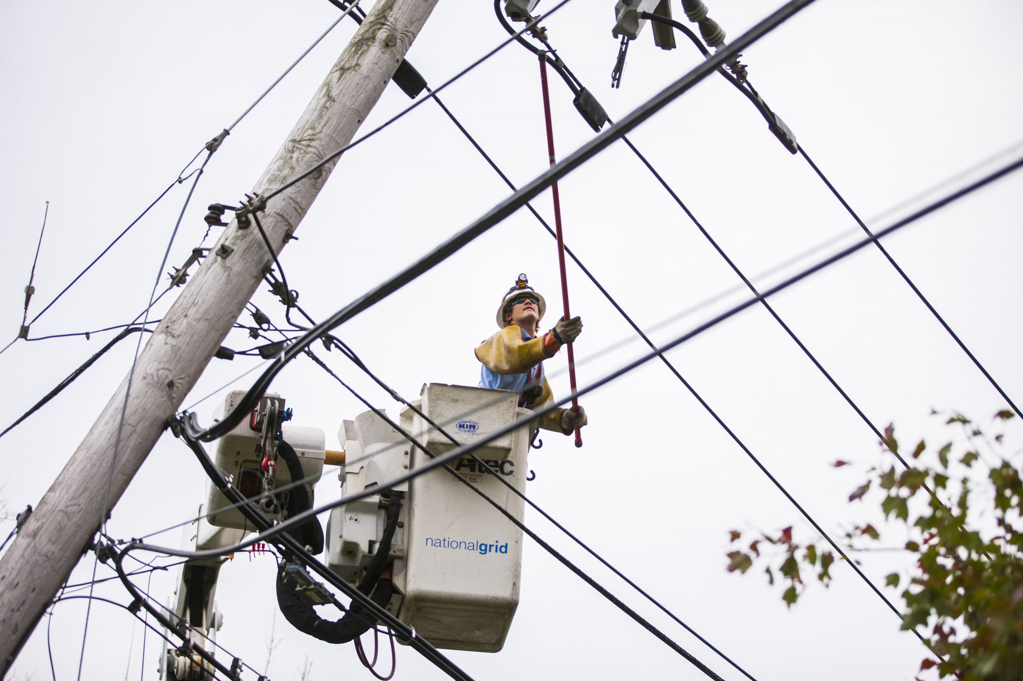national-grid-us-on-twitter-remember-to-keep-your-distance-from-power-lines-keep-family-members-neighbors-and-pets-at-least-30-feet-away-from-downed-power-lines-and-report-them-right