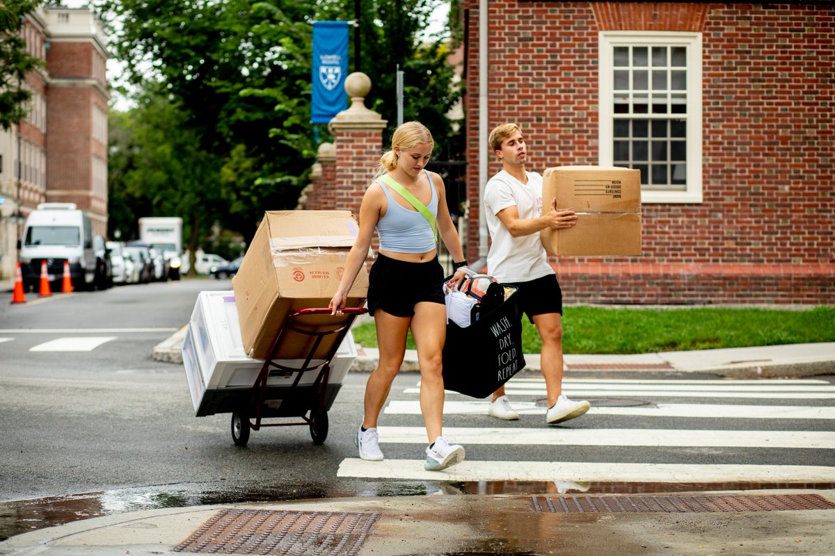 The first group of undergraduate students moved into their Harvard Houses on Friday. See more photos: hrvd.me/MoveIn1t