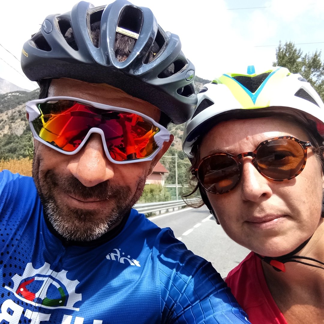 lawson1974's tweet photo. Giornata stupenda con Laura ! Giretto in alta val Susa, pausa pranzo in un chioschetto con passaggio gara juniores da Collegno al Sestriere e visita al paese di Salbrentand #senzabicinonsostare #solosalita #imdopingfree #cyclinglife  #cyclinginspiration #ultracyclingitalia https://t.co/wW0rqdRE04