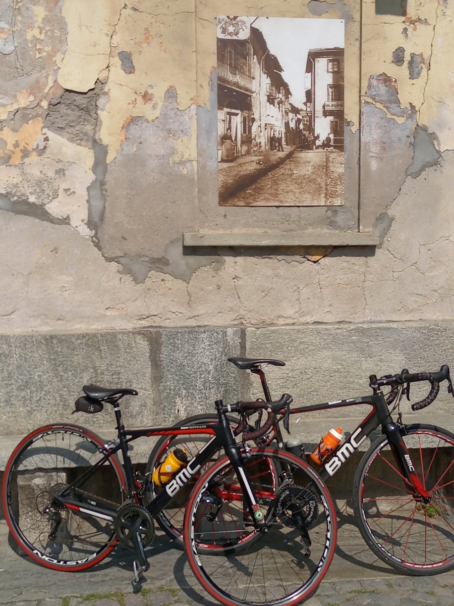 lawson1974's tweet photo. Giornata stupenda con Laura ! Giretto in alta val Susa, pausa pranzo in un chioschetto con passaggio gara juniores da Collegno al Sestriere e visita al paese di Salbrentand #senzabicinonsostare #solosalita #imdopingfree #cyclinglife  #cyclinginspiration #ultracyclingitalia https://t.co/wW0rqdRE04