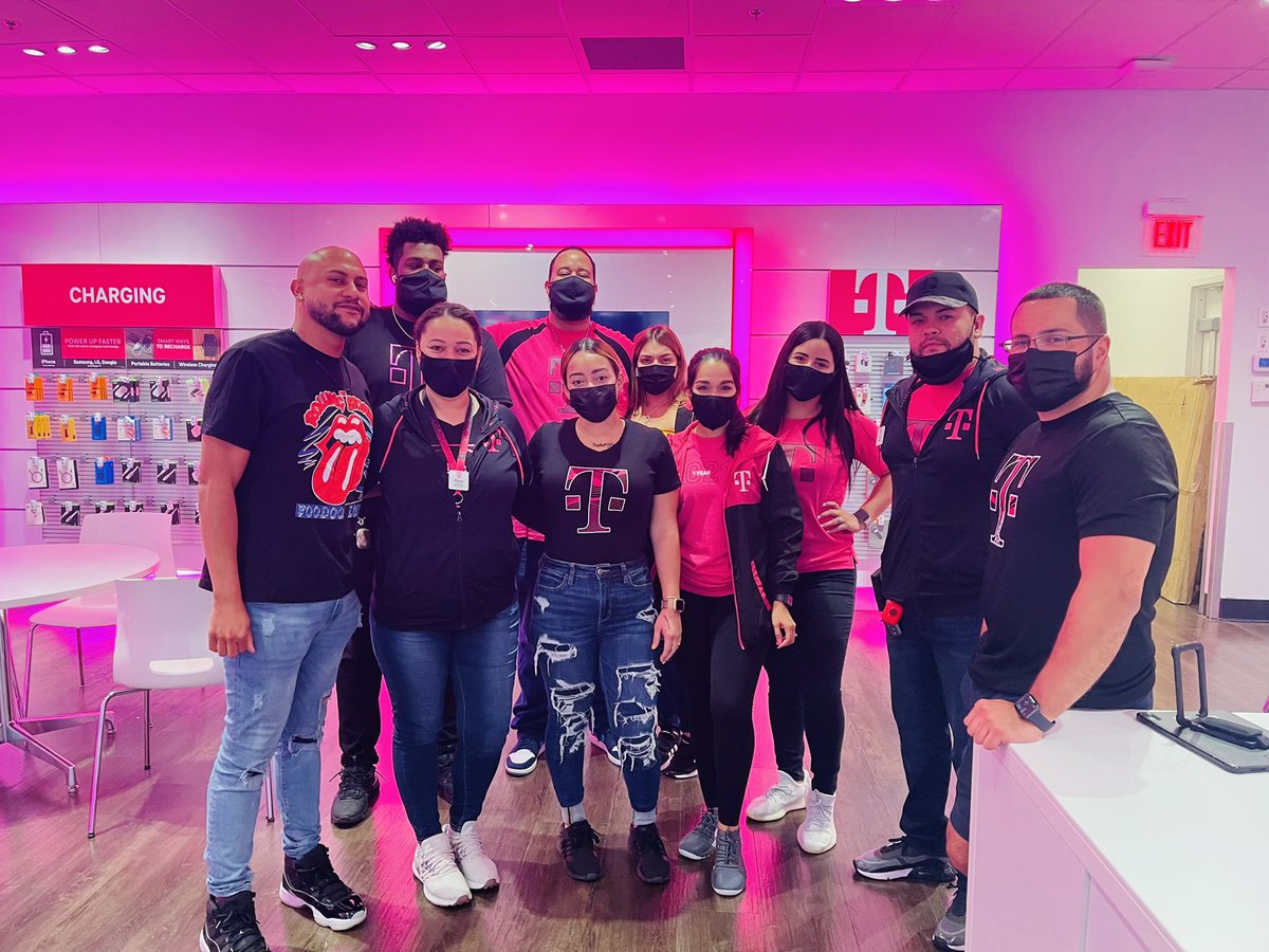 Florida Mall In-Line ready to skate 🛼sprint customers forward with our new T-Mobile initiative. Sunday funday with the SQUAD. <a href="/MRM8907/">Mike Martinez</a> <a href="/ARod_013/">Andrés R.</a> #SprintForward #SprintSelect #SprintTechup #SprintPromise