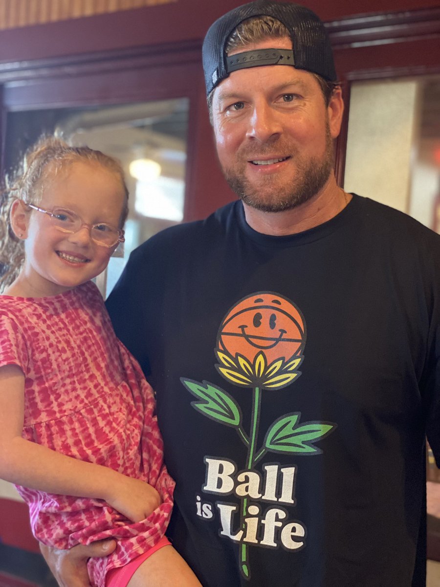 dalepmills's tweet photo. Look who I found at lunch… #DAZEL #ballislife https://t.co/wi1dm7TmW1