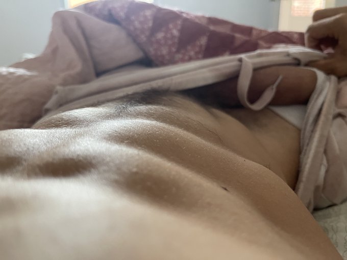 Breakfast is served in bed https://t.co/HdhcLjCTM5<a href="/tag/newprofiepic"class="tags"><span>#newprofiepic</span></a>