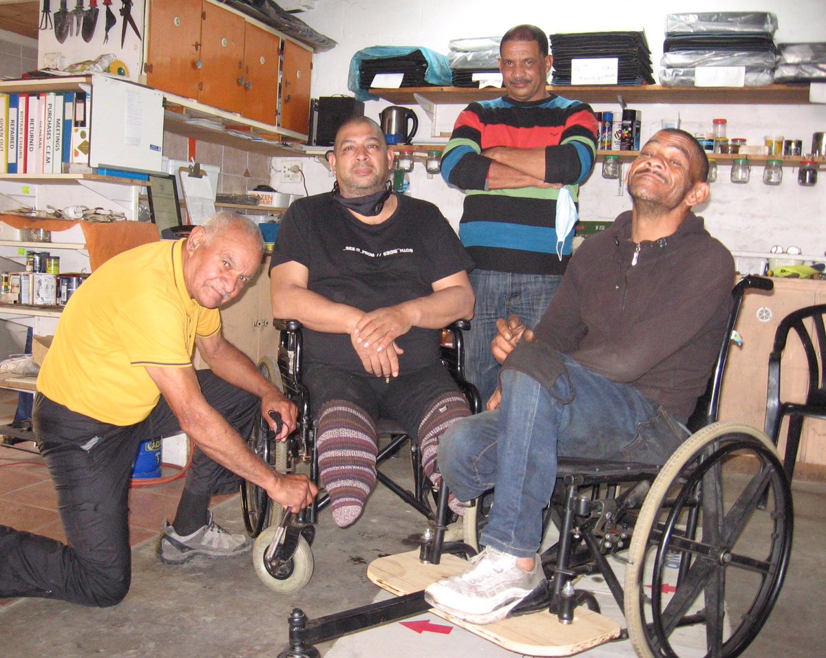 Tommy Goliath (79), links, se hande staan vir niks verkeerd nie. Hy spits hom toe op die herstel van rolstoele namens die nie-winsgewende organisasie Paarl Valley Friends. Een van hul grootste borge is die Paarl Rotariërs, wat al 43 rolstoele aan die organisasie verskaf het.