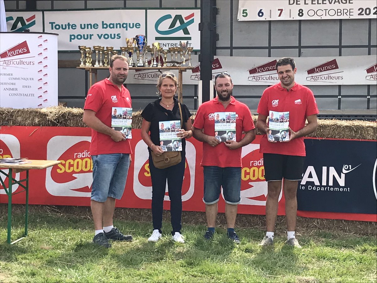 cberger_'s tweet photo. 👍Bravo aux #JA de l’#Ain 🚜pour cette belle fête de l’agriculture à Foissiat. L’occasion pour les partenaires de 🤝signer le livret #Installation #JA. Un événement dont nous sommes fiers d’être partenaire @ca_centrest. #agriculture #territoire @FDucrozet https://t.co/JUxrox5Psf