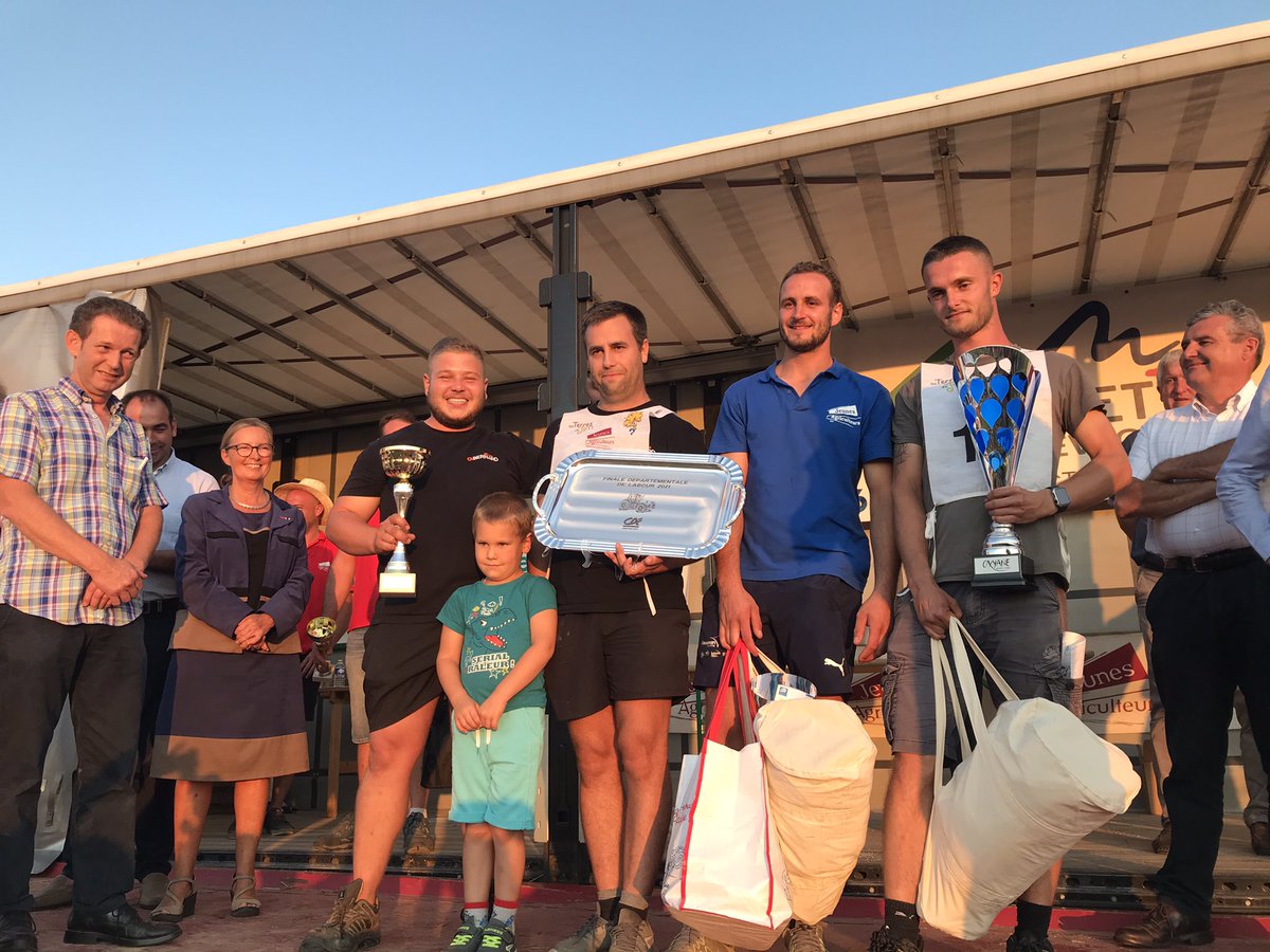 👍Bravo aux #JA de l’#Ain 🚜pour cette belle fête de l’agriculture à Foissiat. L’occasion pour les partenaires de 🤝signer le livret #Installation #JA. Un événement dont nous sommes fiers d’être partenaire <a href="/ca_centrest/">Crédit Agricole Centre-est</a>. #agriculture #territoire <a href="/FDucrozet/">Fabienne Ducrozet</a>