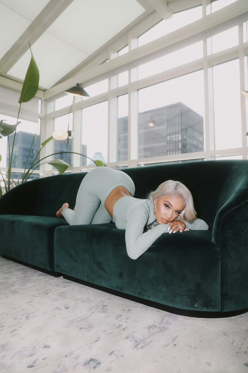 Saweetie's tweet photo. focus on me https://t.co/gSIlELqueh