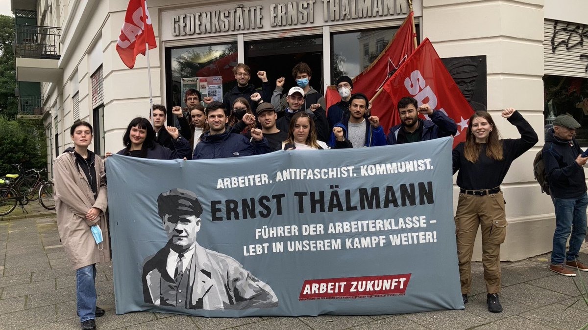 SDAJ_HH's tweet photo. Zum 77. Jahrestag der Ermordung von Ernst Thälmann durch die Hitlerfaschisten waren wir bei der Gedenkstätte Ernst Thälmann, um diesem Helden der deutschen Arbeiterklasse zu gedenken. https://t.co/CgsYa9Fnqo