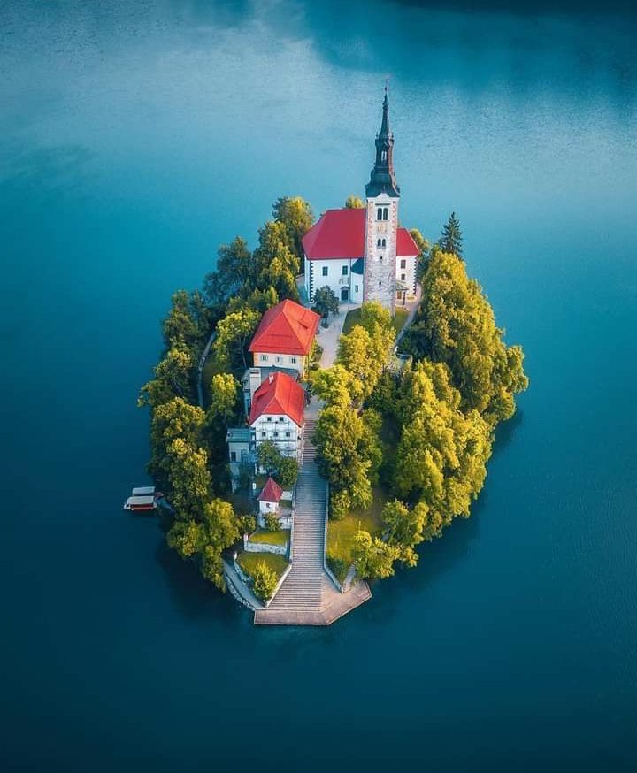 mythic_muse20's tweet photo. Ain't this the perfect place for an introvert to live?
📸Lake Bled , Slovenia
#BeingIntrovert https://t.co/Kp6L0LHD1C