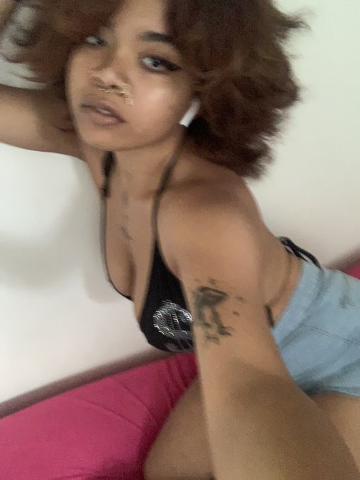 blurry 😀 https://t.co/bOqWjOHGTu<a href="/tag/denimday2020"class="tags"><span>#denimday2020</span></a>