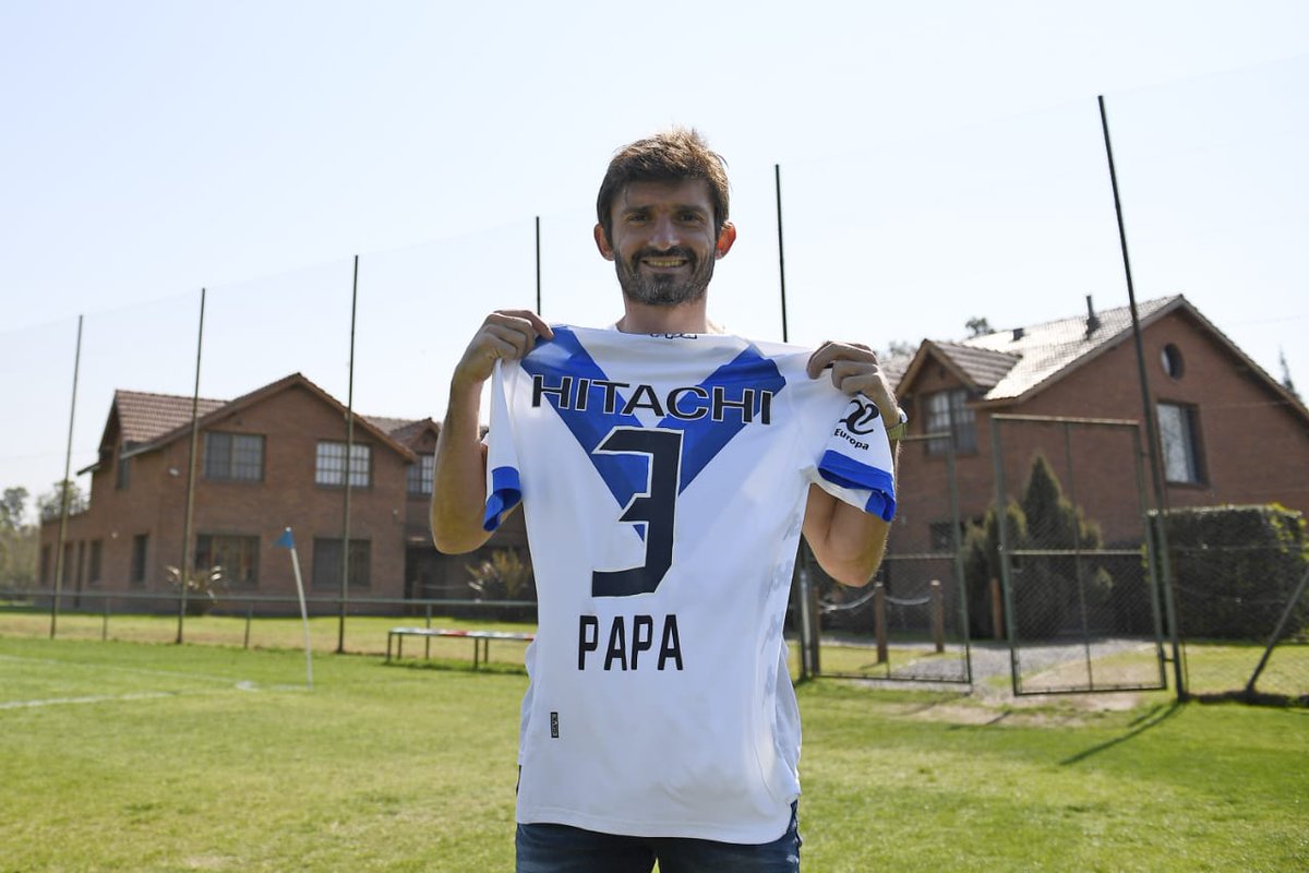 AgustinSileo's tweet photo. Mis respetos y felicitaciones para el gran Emiliano Papa que alcanzó 600 partidos en primera e ingresó al top ten de jugadores con más partidos en el fútbol argentino. Jugó con Messi, lo dirigió Maradona y logró cinco títulos con #Vélez. Tremenda carrera y mejor persona. ¡Crack! https://t.co/9Zoolm64sK
