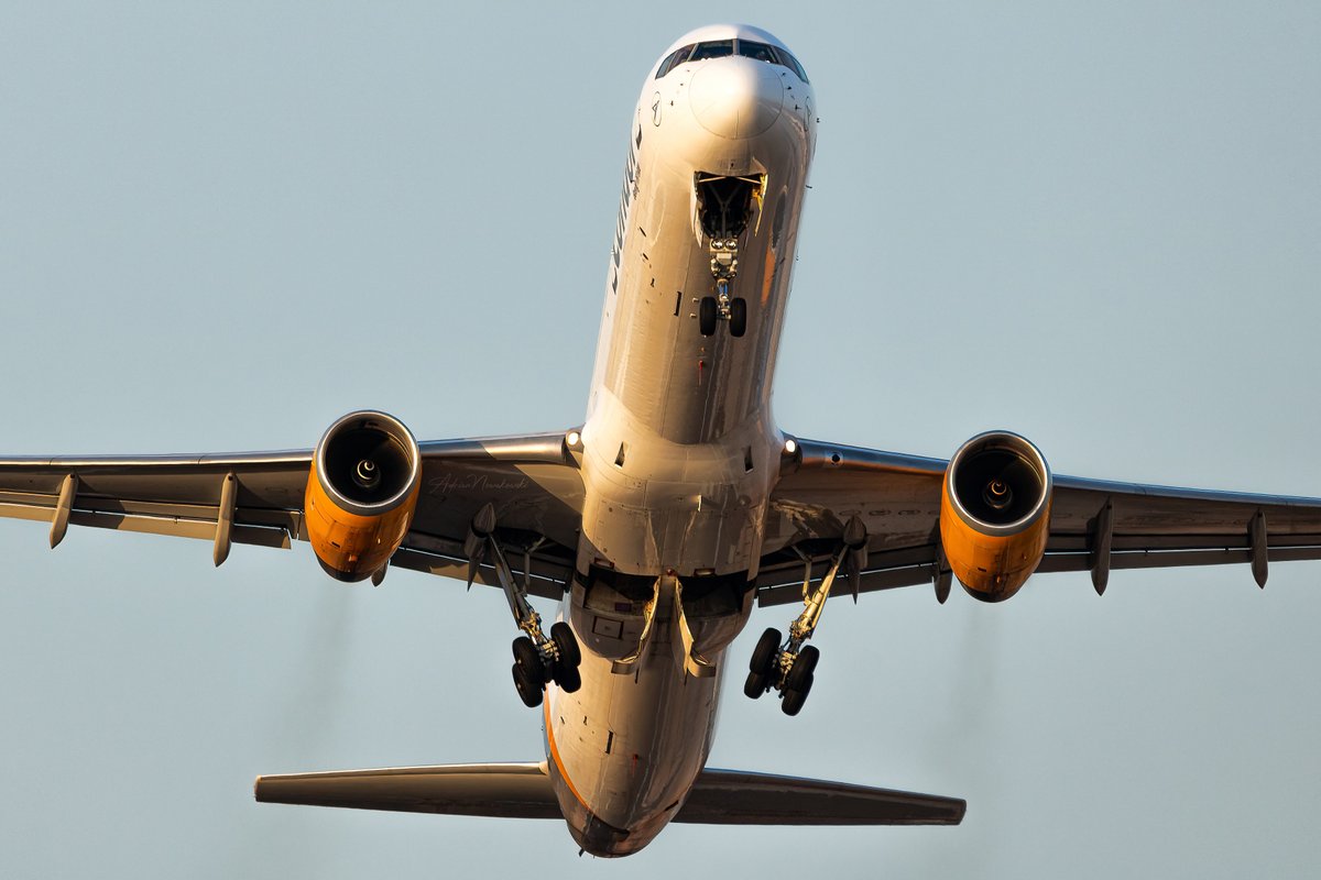 aaveno1's tweet photo. Palma de Mallorca es uno de los pocos lugares donde todavía los puedes ver. El lápiz volador de @Condor  tendrá conquistado mi corazón hasta su último vuelo.

#condor #boeing757 #757lovers #aviation https://t.co/agWuNMwDWG