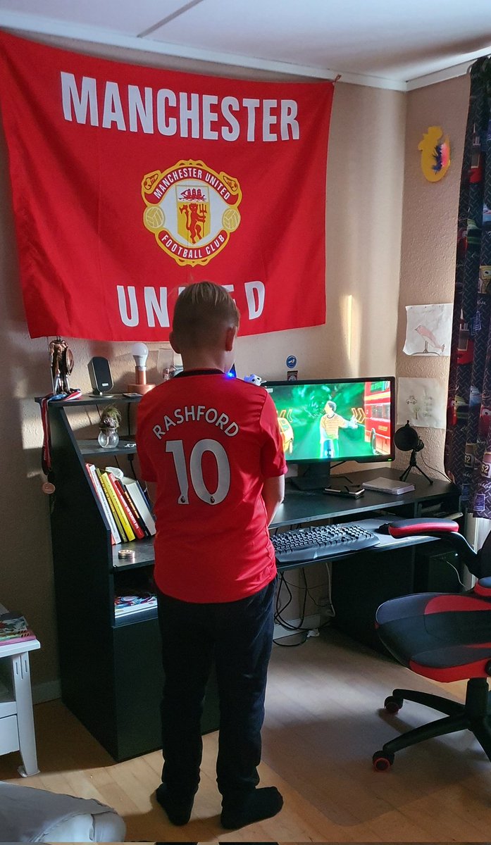Bornareddevil83's tweet image. Haven't been much active today, but after work it was straight home to celebrate this big guy who turns 13 tomorrow.
He is a big @MarcusRashford and @ManUtd fan, so maybe if I ask nicely he could recive a happy birthday from Marcus 🙏🏻😊