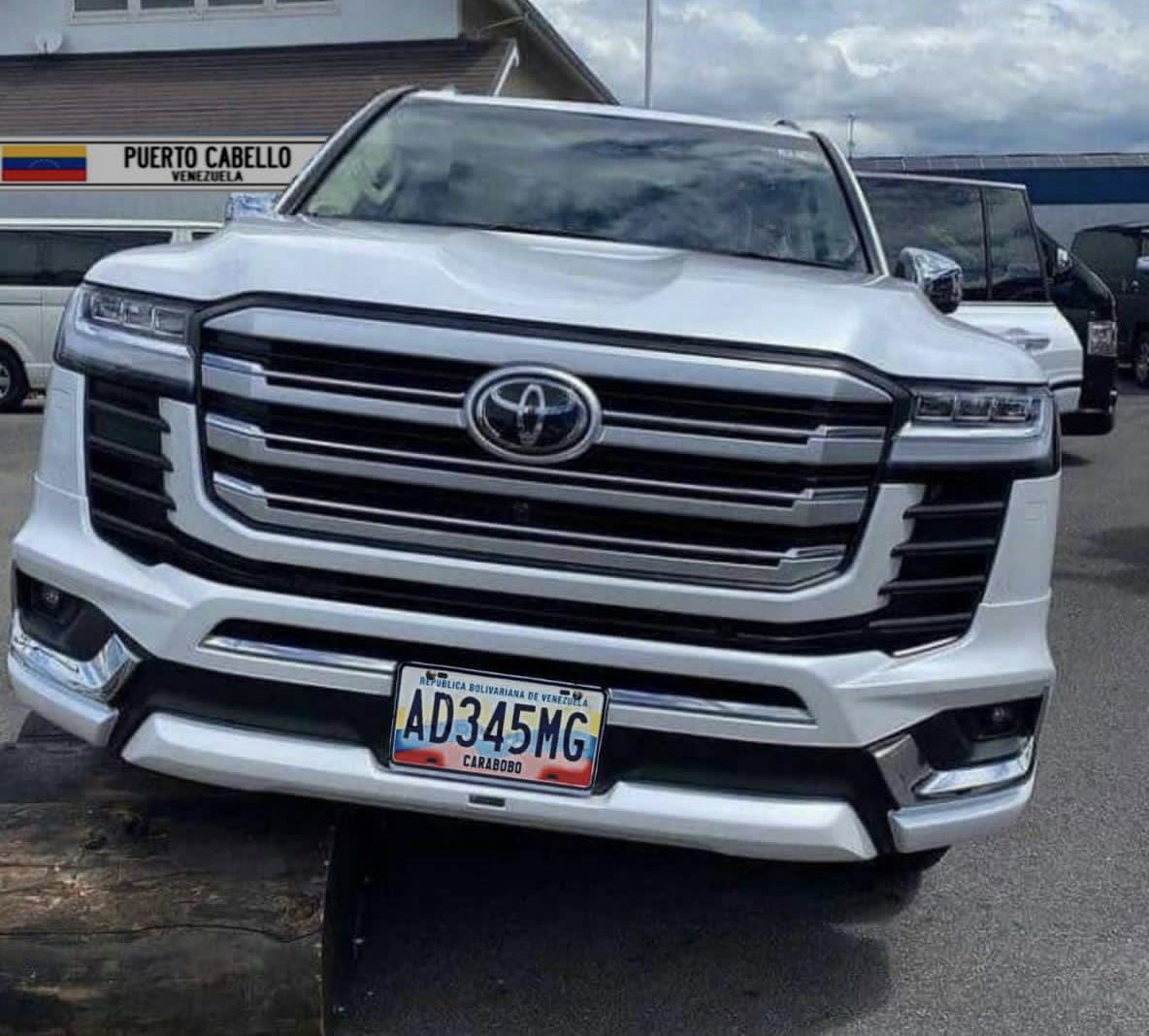 Eduardo_Bittar's tweet photo. Los chavistas dicen que existe un bloqueo a #Venezuela… pero como por arte de magia les llegan sus camionetas del año importadas. https://t.co/PEwLXOcrXE