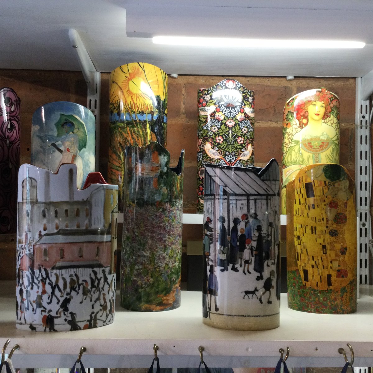 Hi #BrumHour, looking for that something different 🤔🤔. We have a great range of vases from #johnbeswick  by the old masters, from Monet to Klimt, Lowry to Van Gogh.@Dollie1952 @SevernOffice @NewportGifts @bigtalluk @AAAbbottStories @PodcastBread @GunmakersBrum @womeninbizhour1