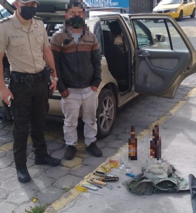 PoliciaEcuador's tweet photo. En Calderón #UIO, realizamos operativos priorizados en lugares de mayor incidencia delictiva, con los siguientes resultados:

✔️10 armas blancas decomisadas
✔️1 botella de licor artesanal
✔️3 objetos cortopunzantes

#EcuadorTerritorioDePaz🇪🇨 https://t.co/TNBoNqEDz5