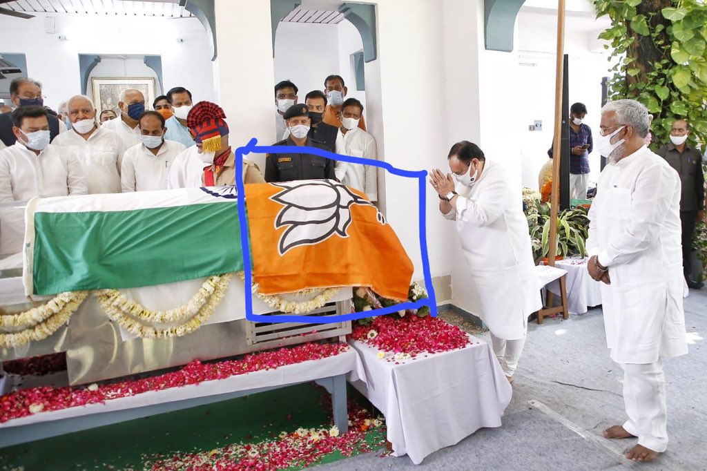किसान पर तिरंगे के अपमान का झूठा आरोप लगाने वाले असल में खुद तिरंगे का अपमान अक्सर करते रहते हैं।

राष्ट्रीय ध्वज हर पार्टी ध्वज से ऊपर है।