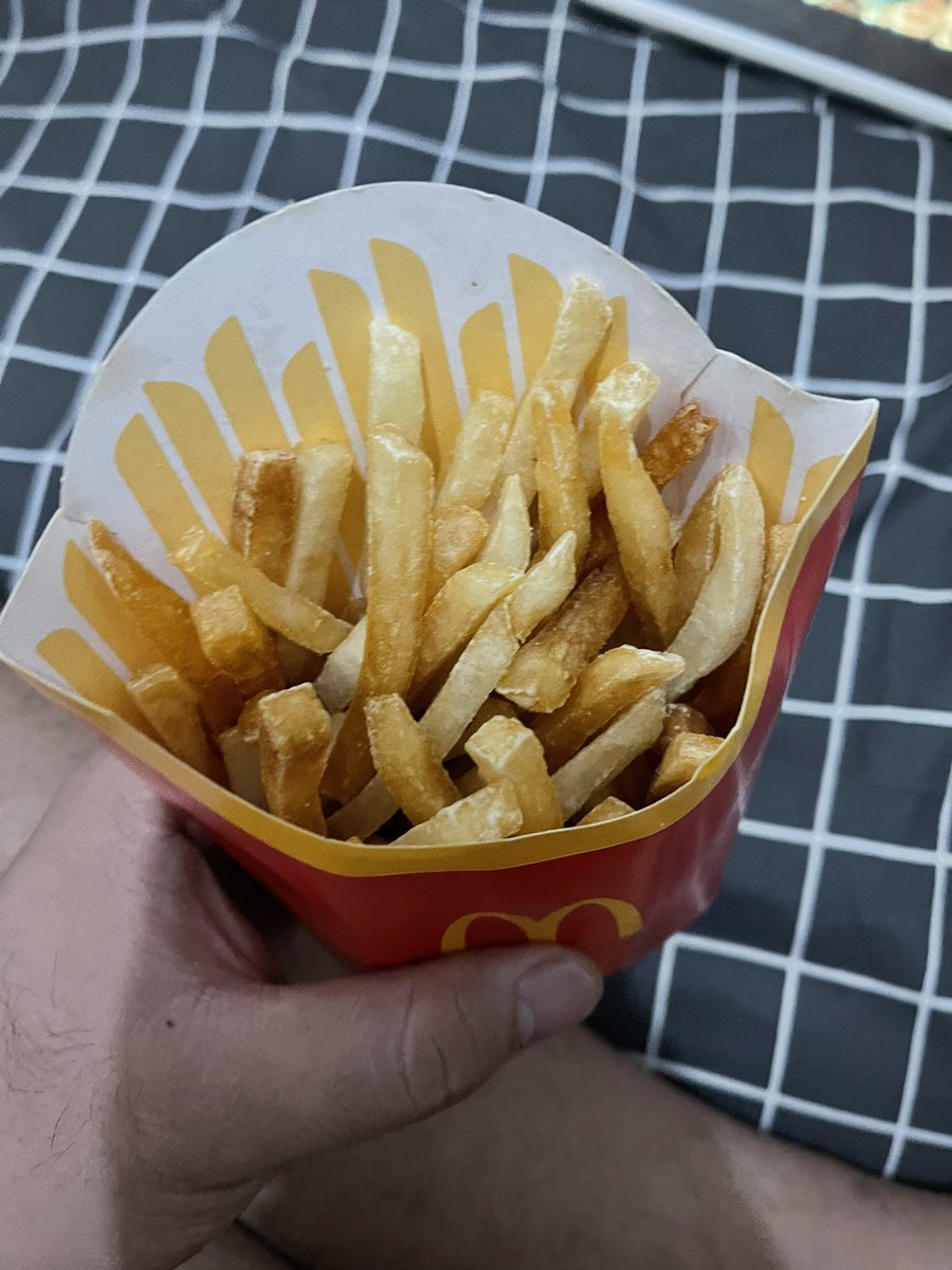 Kecewa sih <a href="/McDonalds_ID/">McDonald's Indonesia</a> mentang mentang jam segini kentangnya kaya kentang sore di goreng lagi. Garing kaya kripik. Herannn