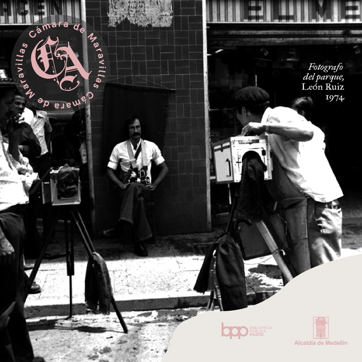 BPPiloto's tweet photo. Ver salir tu foto, literalmente, de una ponchera de peltre 🪣 ¿Has vivido esta experiencia fotográfica? 📸💡🎞️

Así es nuestro #MuseoEnCasa, un #PuenteEntreTiempo

⚠️ Por cierto, esta experiencia aún se puede disfrutar en la ciudad, en @elponcherazo del Pueblito Paisa. https://t.co/vU5KL9Bi19