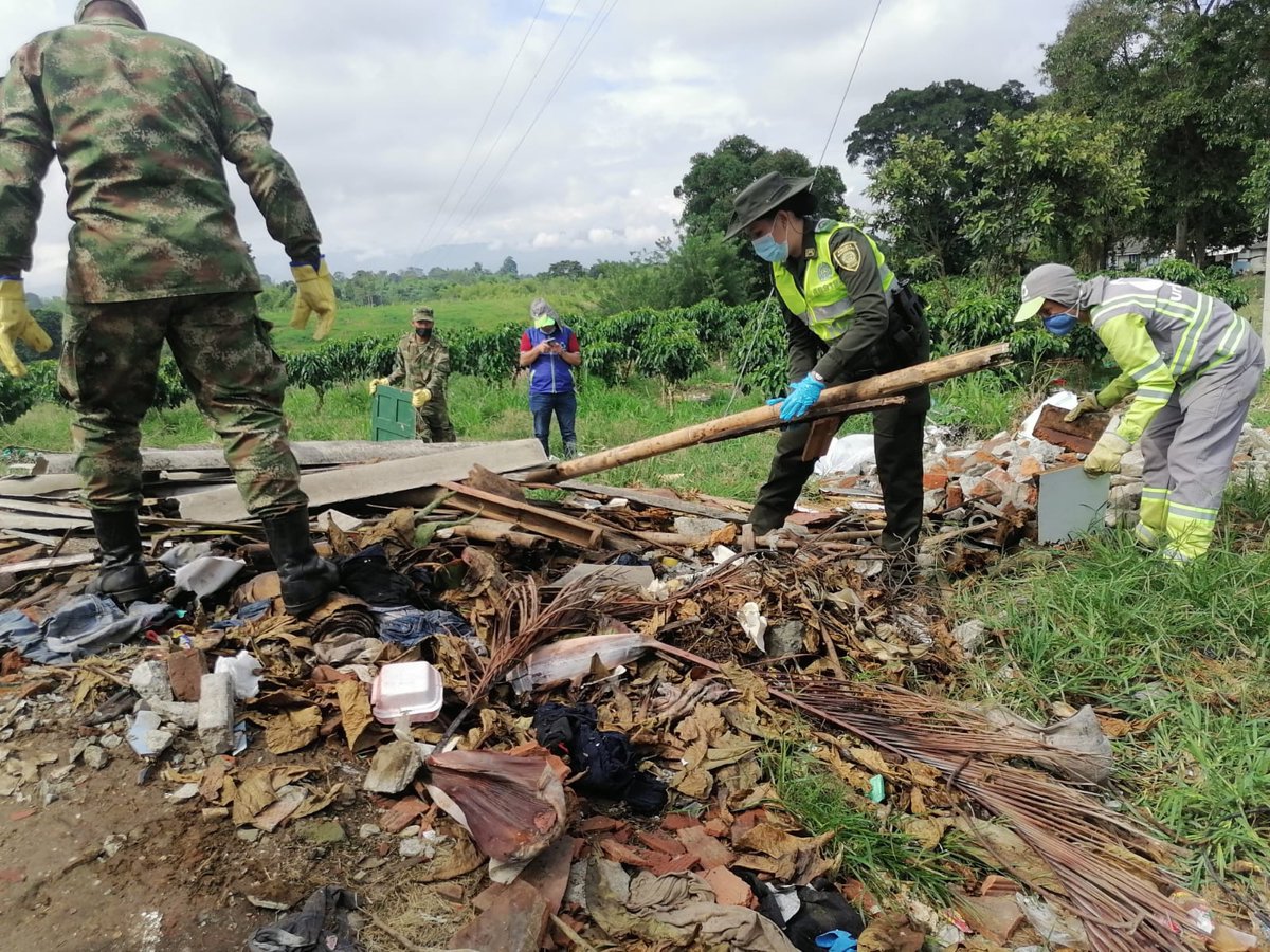 ProteccionPonal's tweet photo. 👉En #LaTebaida la 👮#ProtecciónAmbiental en compañía de @COL_EJERCITO, @UrbaserQuindio y @CorpoQuindioCRQ jornada de recuperación y aseo en sectores del municipio, dando recomendaciones a la comunidad sobre la adecuado disposición de residuos sólidos♻️.
#YoProtejoElAmbiente https://t.co/VZjHwnVBoG