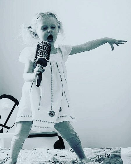 Stradivari999's tweet photo. If your child picks up the hairbrush, jumps on the bed, and pretends to be performing on stage, would you support your child's music education?
.
.
Starting your child young on music lessons (be it the #violin, #ukulele, #cello, #guitar, #piano. #keyb… https://t.co/UCQ9b6E6TQ https://t.co/4JPn1Dsevy