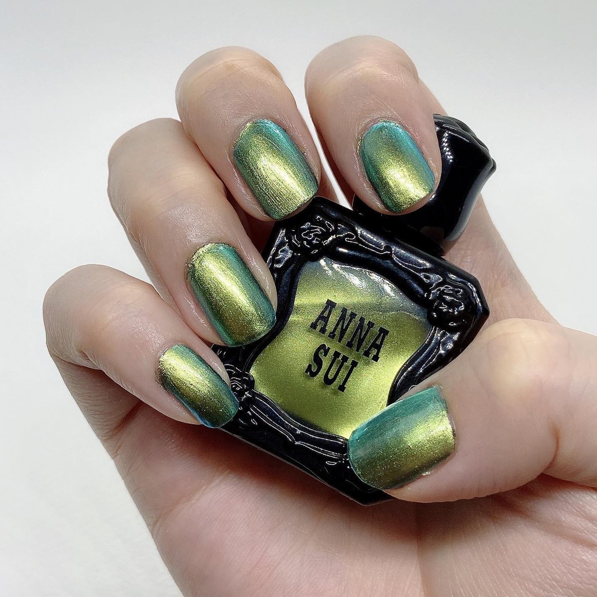 さやや 10wa 玉虫色で重ねるとほんのり色が変わる偏光ネイル Annasui アナスイネイルカラー 902 ボトルデザインがリニューアルした時からいいな T Co Jikm7xmo28