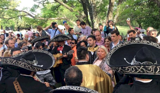 barci_2010's tweet photo. @elisacarrio : caradura, atorrante, mentirosa, ruin: así se cuidaron durante la fiesta de  tu cumpleaños? amontonados, sin barbijo alguno: hasta cuando permitiremos tanta hijaputez e hipocresía? #aganarLegislativas #SantoroEsCABA #VictoriaEsPBA https://t.co/ytIIdgeUGj