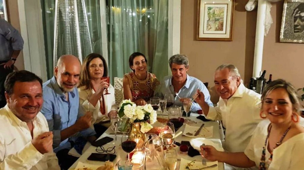 barci_2010's tweet photo. @elisacarrio : caradura, atorrante, mentirosa, ruin: así se cuidaron durante la fiesta de  tu cumpleaños? amontonados, sin barbijo alguno: hasta cuando permitiremos tanta hijaputez e hipocresía? #aganarLegislativas #SantoroEsCABA #VictoriaEsPBA https://t.co/ytIIdgeUGj