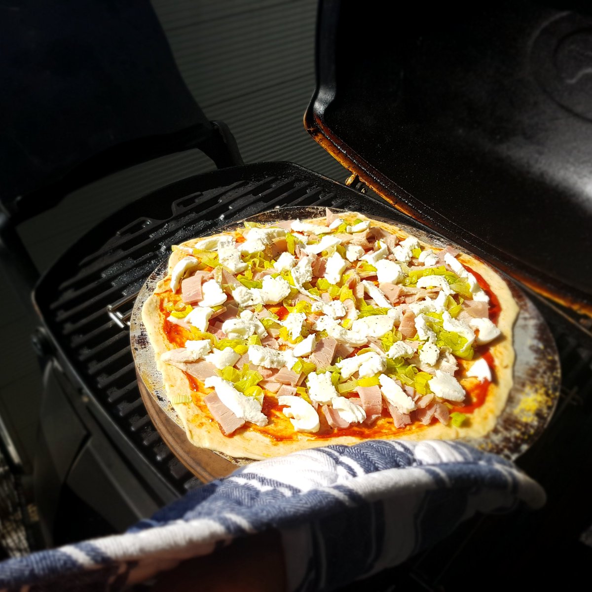 CerebralNurse's tweet photo. Having delicious meals lovingly provided by @T1NM4N06 sure makes lockdown a lot easier to bear. Today, for lunch: Honey-glazed ham &amp; leek pizza #MasterChef #LockdownNZ #LockdownEats https://t.co/YsGH3cU9v2
