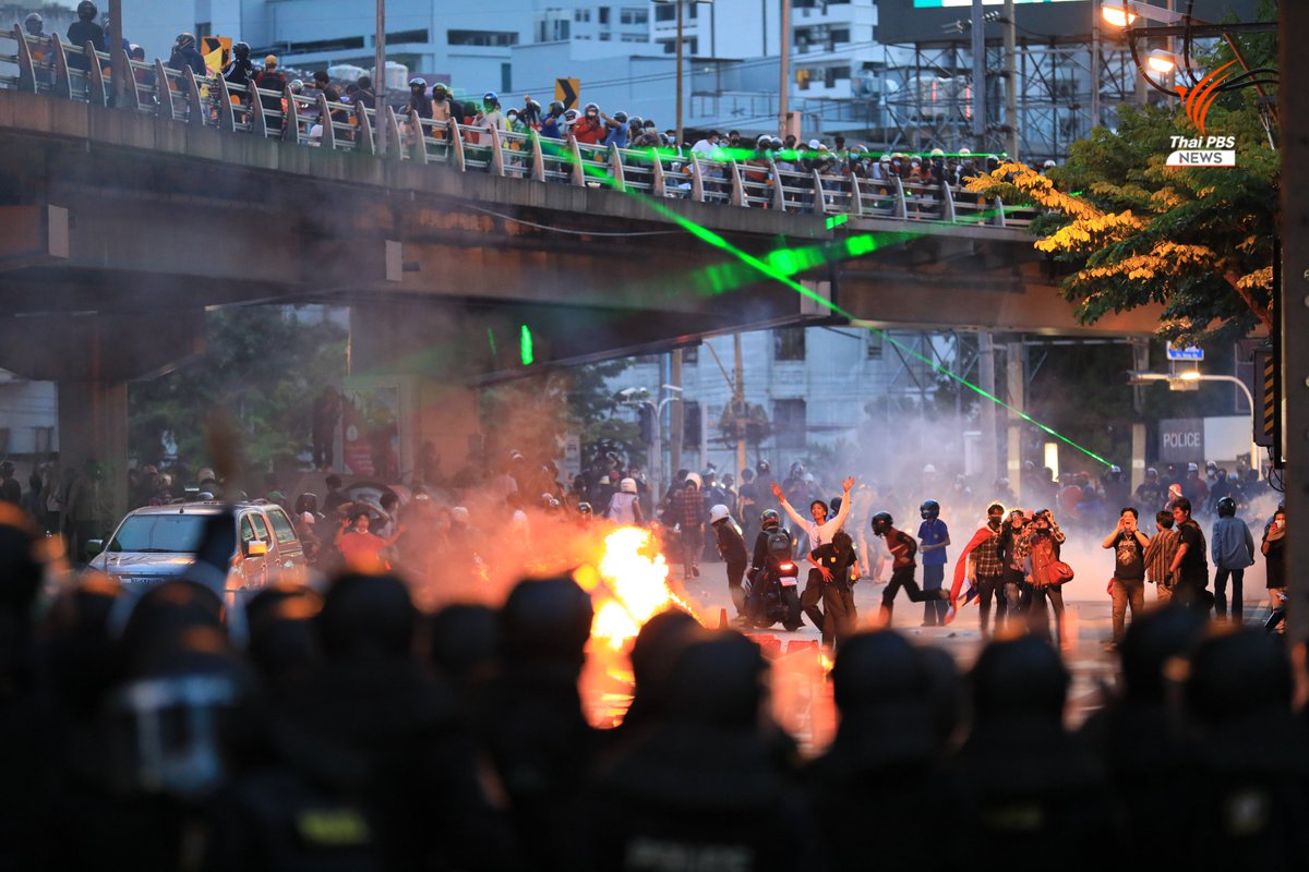 ProtestsMedia's tweet image. Thai protesters returned to the streets of Bangkok in a second round of mobilizations against the monarchy of Thailand and the pandemic's mishandling by Prime Minister Prayut, a general who took office in a 2014 military coup. 
protests.media/thai-protester…
#WhatsHappeningInThailand