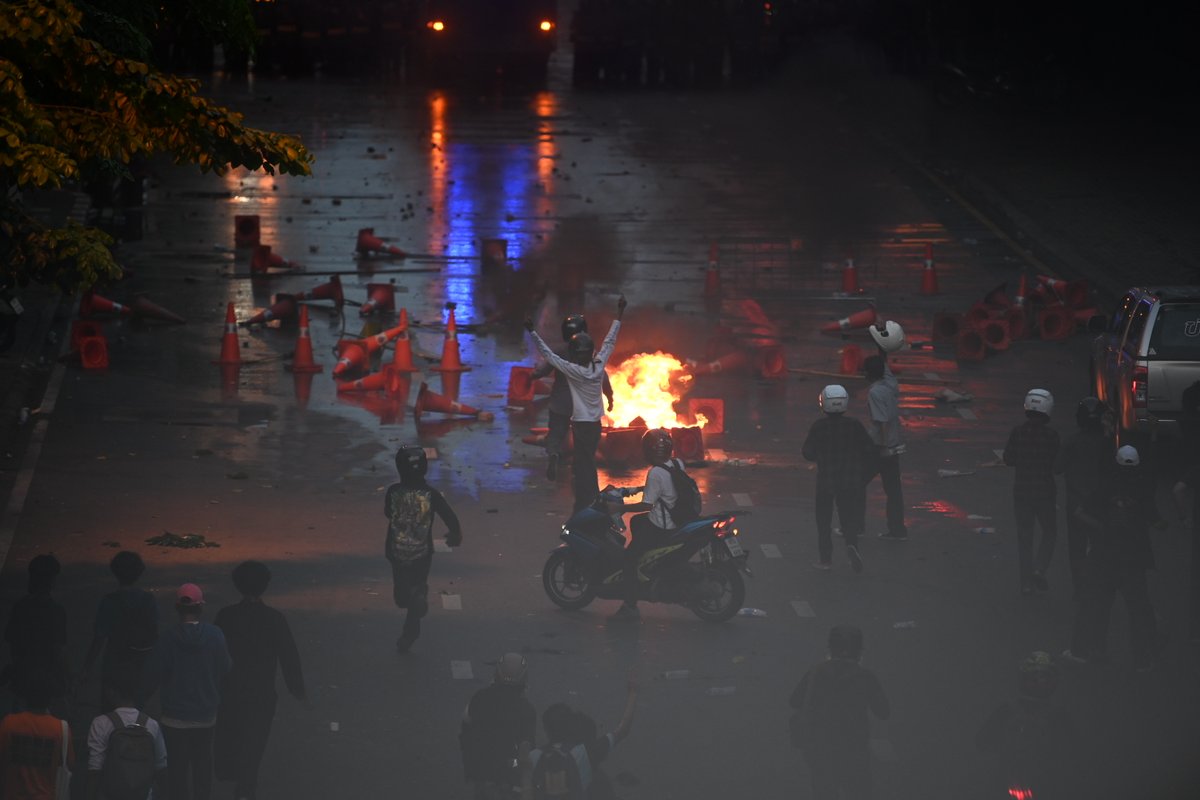ProtestsMedia's tweet image. Thai protesters returned to the streets of Bangkok in a second round of mobilizations against the monarchy of Thailand and the pandemic's mishandling by Prime Minister Prayut, a general who took office in a 2014 military coup. 
protests.media/thai-protester…
#WhatsHappeningInThailand