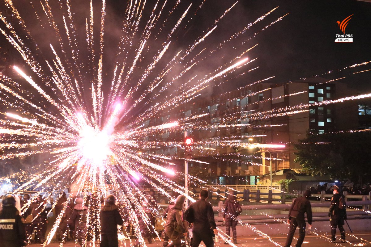 ProtestsMedia's tweet image. Thai protesters returned to the streets of Bangkok in a second round of mobilizations against the monarchy of Thailand and the pandemic's mishandling by Prime Minister Prayut, a general who took office in a 2014 military coup. 
protests.media/thai-protester…
#WhatsHappeningInThailand