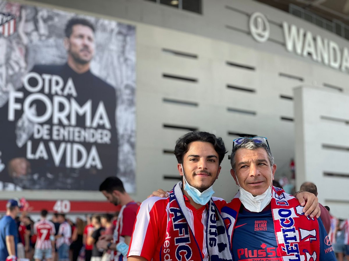 toopeee_'s tweet photo. Gracias papá por hacerme del atléti! ❤️🤍❤️
Vaya día de emociones, no he podido aguantar las lágrimas.
Otra forma de entender la vida!!
#campeonesdevida #aupaatleti https://t.co/bFMQDnCk4m