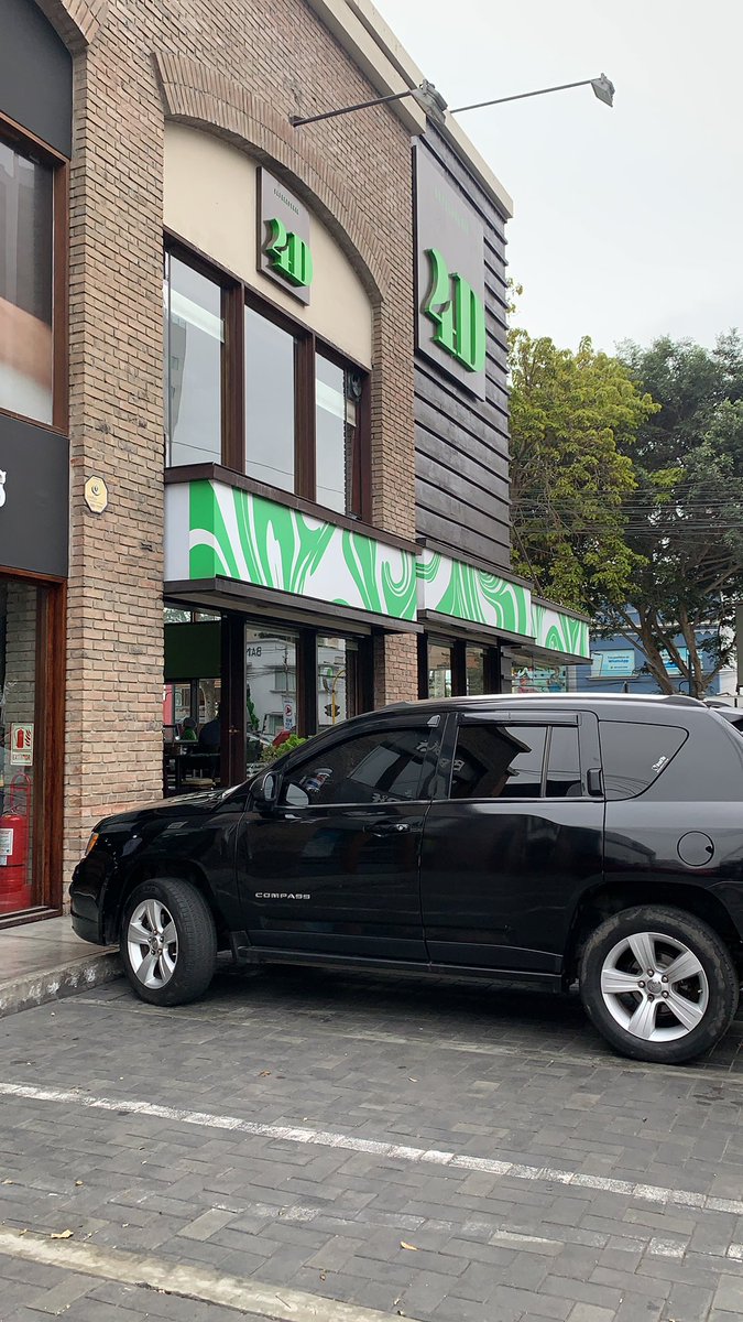 jcodehunter's tweet photo. Heladería 4d San Isidro. El único lugar del mundo donde debes lavarte las manos TENIENDO GUANTES. Absurdo. https://t.co/ZSpWO1xuJI