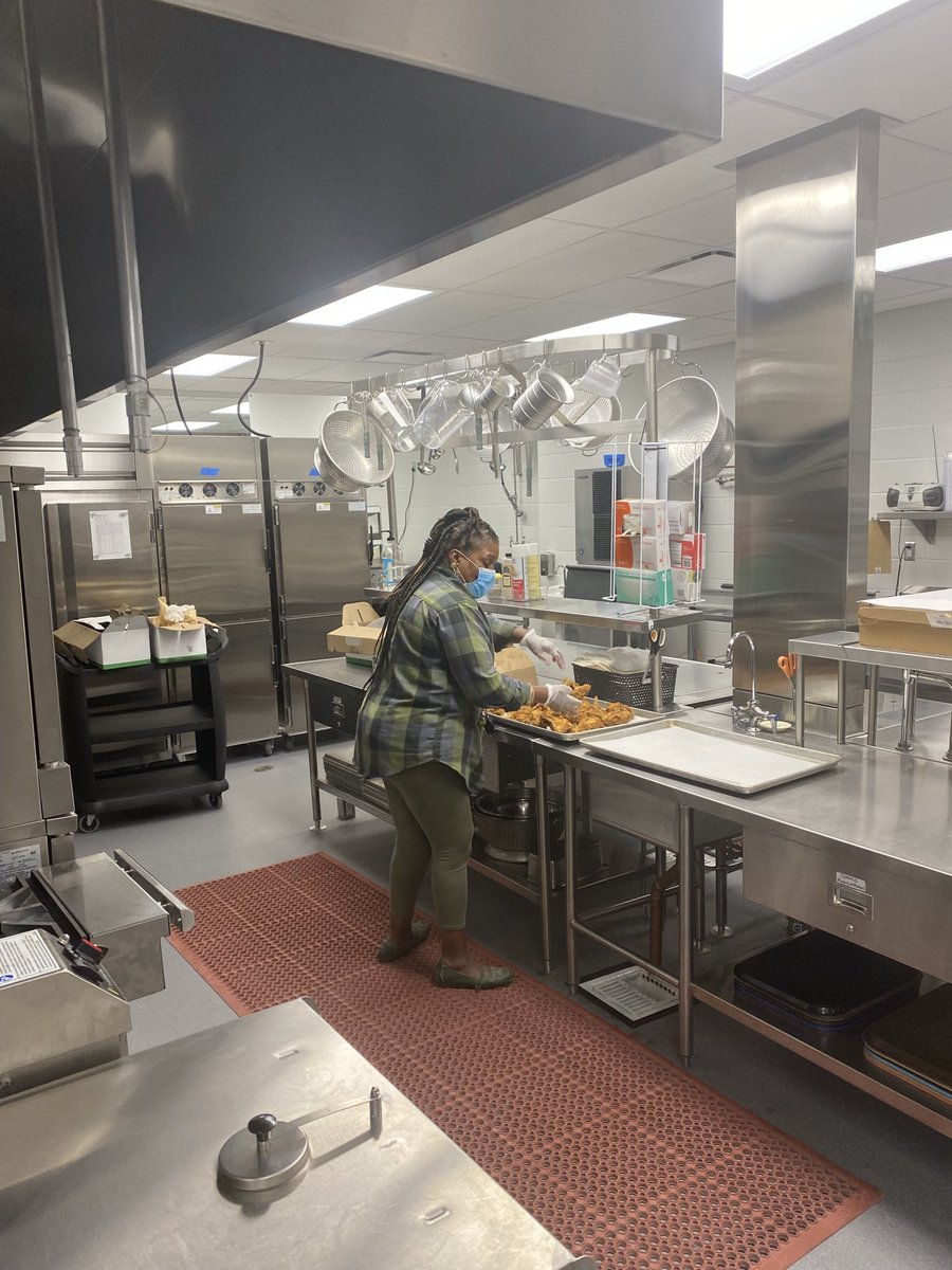 Shout out to Ms. Richardson for getting our boys fed on Friday!! PHENOMENAL human that is ALL about our kids &amp; WW 🏈!! 🙏🏽🏈🦾