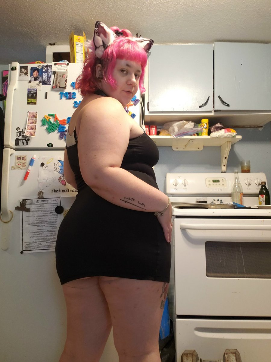 BookishChow's tweet photo. I guess I have to start saying gang bang when im asked about my top kinks because I'm just TALKING to a guy that wants to stuff me with daddy and last night fucking SQUIRTED while we made a video for them 😅 plus it made daddy take my butthole for dp training 
#petplayer#gangbang https://t.co/j7Res1DRHo