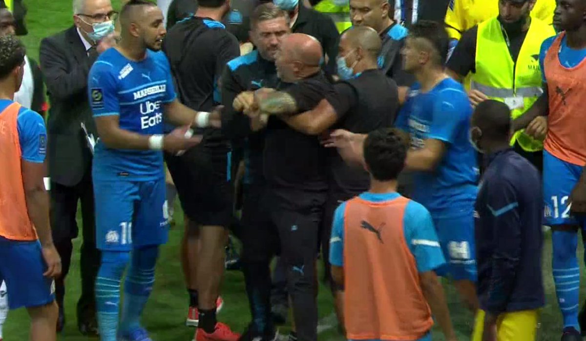 CerfiaFR's tweet photo. 🇫🇷 FOOTBALL | Une autre image des #altercations, cette fois-ci avec l'entraîneur de l'#OM #Sampaoli.
(Prime Ligue 1) #Football https://t.co/Q9423MSpEC