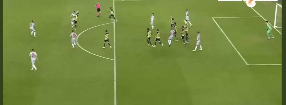 açı yanıltmıyorsa eğer en arkadaki antalyalı topçu ofsayt. antalya'nın penaltı diye itiraz ettiği pozisyon boşa çıkıyor dolayısıyla.