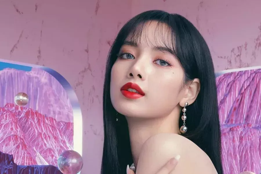 SoompiSpanish's tweet photo. #Lisa de #BLACKPINK lanza el 1er teaser para su debut en solitario
https://t.co/y4ZuTzzUMq https://t.co/7SGofudXIC
